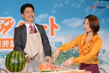 スイカを手で潰してしまった堀井新太（左）にツッコミを入れる小池栄子（右）。