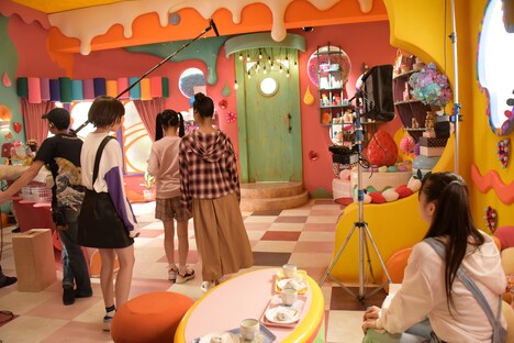 「ひみつ×戦士 ファントミラージュ！」撮影現場にて、明日海サキ役の山口綺羅（右）が撮影を見学している様子。