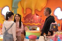 「ひみつ×戦士 ファントミラージュ！」撮影現場にて、三池崇史（右）が演技指導している様子。