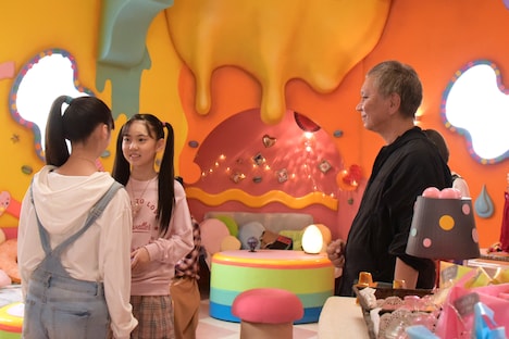 「ひみつ×戦士 ファントミラージュ！」撮影現場にて、三池崇史（右）が演技指導している様子。