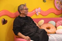 「ひみつ×戦士 ファントミラージュ！」撮影現場にて、キャストに指示を出す三池崇史。