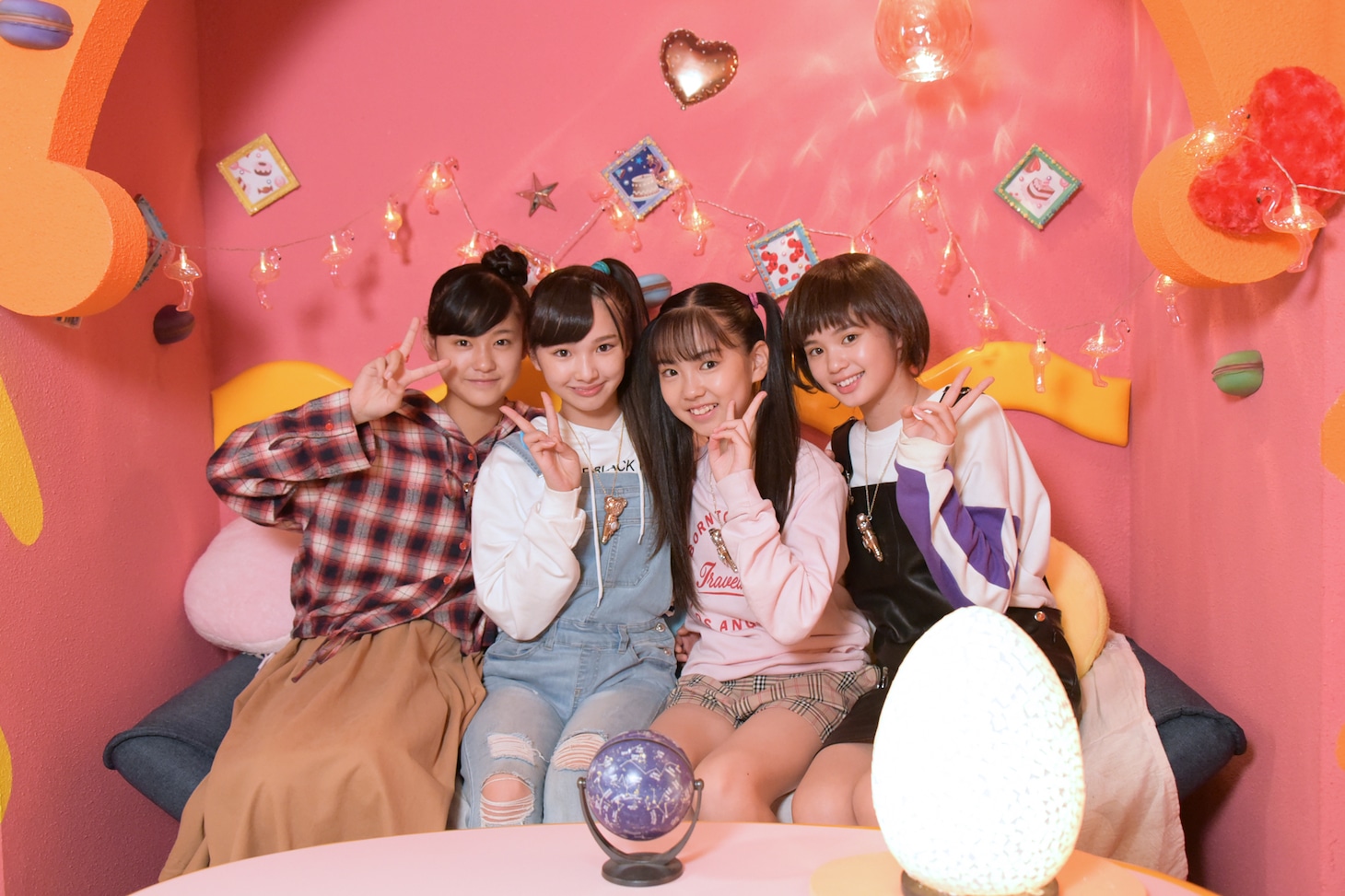 「ひみつ×戦士 ファントミラージュ！」撮影現場にて、左から紅羽セイラ役の石井蘭、明日海サキ役の山口綺羅、桜衣ココミ役の菱田未渚美、紫月ヨツバ役の原田都愛。