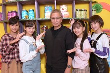 「ひみつ×戦士 ファントミラージュ！」撮影現場にて、左から紅羽セイラ役の石井蘭、明日海サキ役の山口綺羅、監督の三池崇史、桜衣ココミ役の菱田未渚美、紫月ヨツバ役の原田都愛。