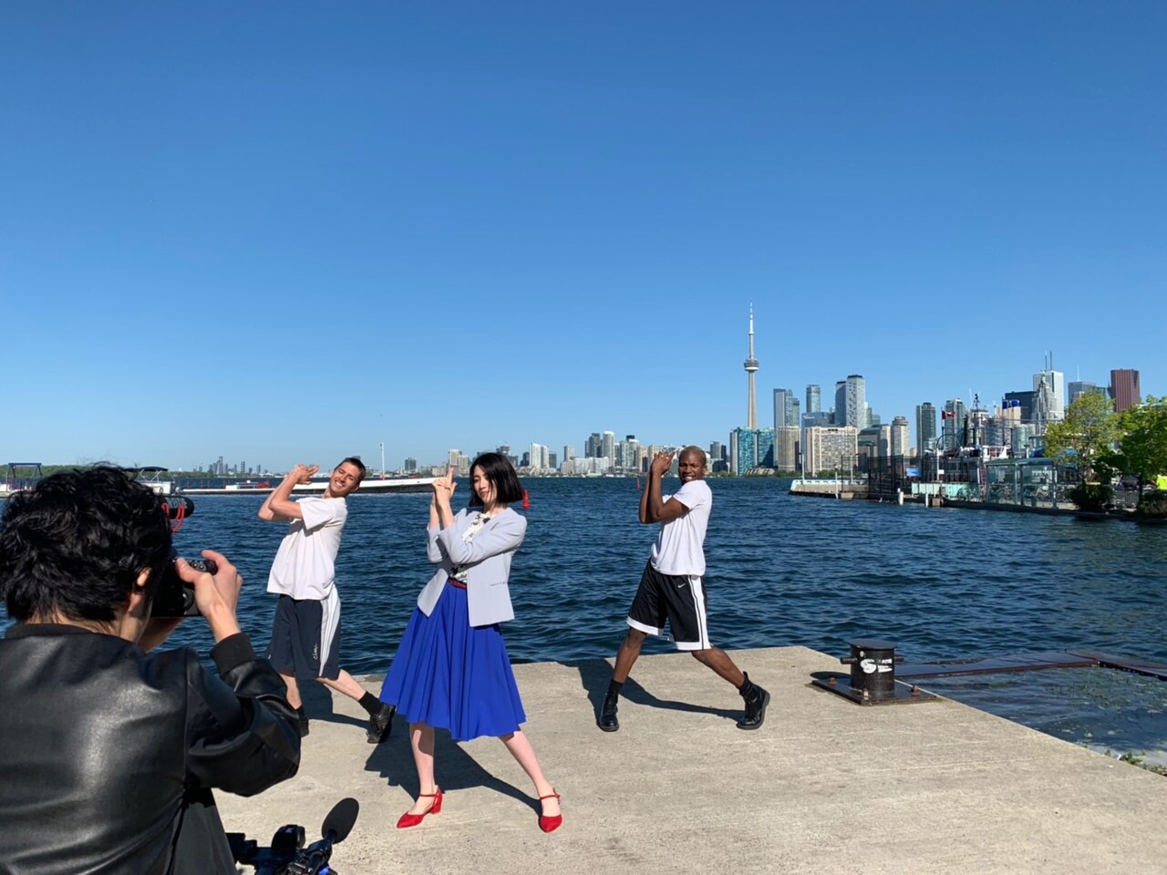 三吉彩花が海外で踊る！「ダンスウィズミー」“ワケあって踊らされた”特別映像