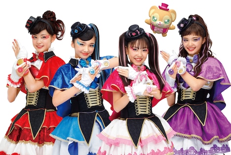 ファントミラージュのメンバー。左から石井蘭演じる紅羽セイラ、山口綺羅演じる明日海サキ、菱田未渚美演じる桜衣ココミ、原田都愛演じる紫月ヨツバ。