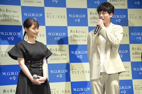 左から有村架純、坂口健太郎。