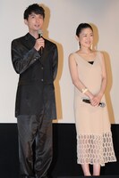 左から高良健吾、西川可奈子。