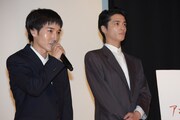 左から三河悠冴、三宅亮輔。