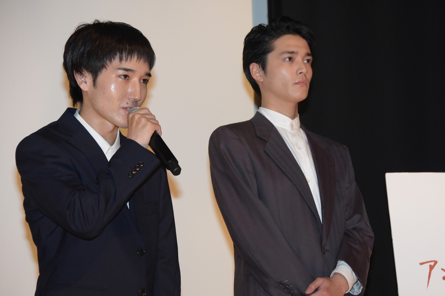 左から三河悠冴、三宅亮輔。