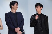 左から安部賢一、高良健吾。