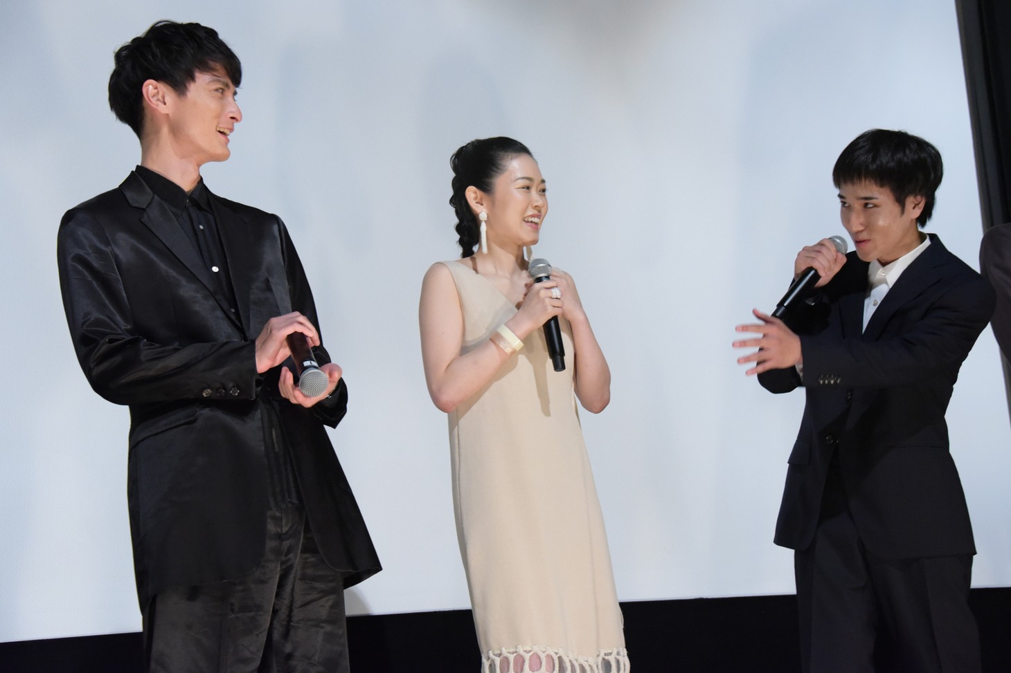 左から高良健吾、西川可奈子、三河悠冴。