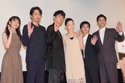 「アンダー・ユア・ベッド」初日舞台挨拶の様子。左から安里麻里、安部賢一、高良健吾、西川可奈子、三河悠冴、三宅亮輔。