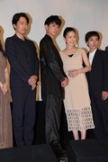 左から安部賢一、高良健吾、西川可奈子、三河悠冴。