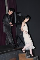 左から高良健吾、西川可奈子。