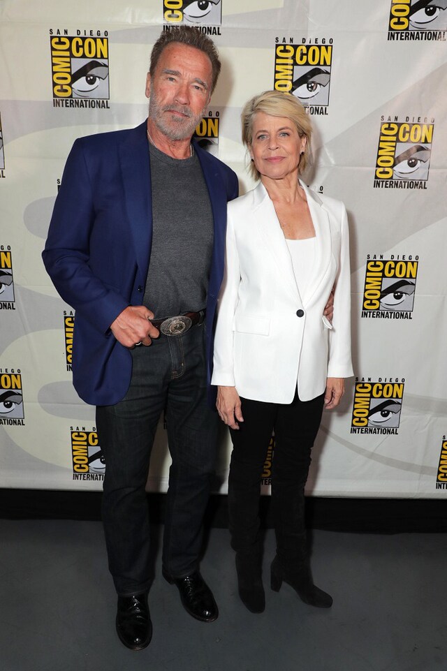 左からアーノルド・シュワルツェネッガー、リンダ・ハミルトン。