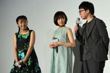 左から吉柳咲良、森七菜、新海誠。