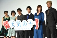 映画「天気の子」初日舞台挨拶にて、左から吉柳咲良、森七菜、新海誠、醍醐虎汰朗、本田翼、小栗旬。