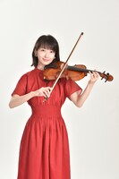 ドラマ「G線上のあなたと私」より、波瑠演じる小暮也映子。(c)TBS