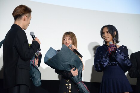 左から窪田正孝、山本舞香、アヴちゃん。