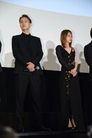 左から窪田正孝、山本舞香。