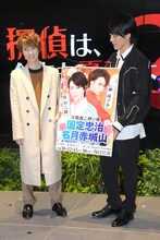 劇中で使用されたポスターを持つ廣瀬智紀（右）。