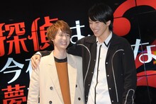 肩を組むようリクエストされ、はにかむ廣瀬智紀（右）と小越勇輝（左）。