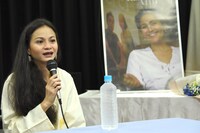 左からシャリファ・アマニ、ヤスミン・アフマドの写真。