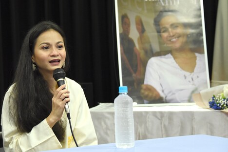 左からシャリファ・アマニ、ヤスミン・アフマドの写真。