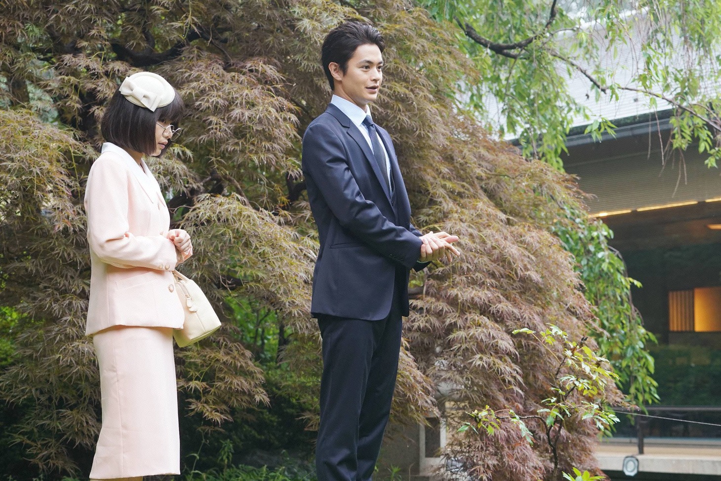 岸井ゆきの演じる橋元エミリ（左）、瀬戸康史演じる桜庭和馬（右）。