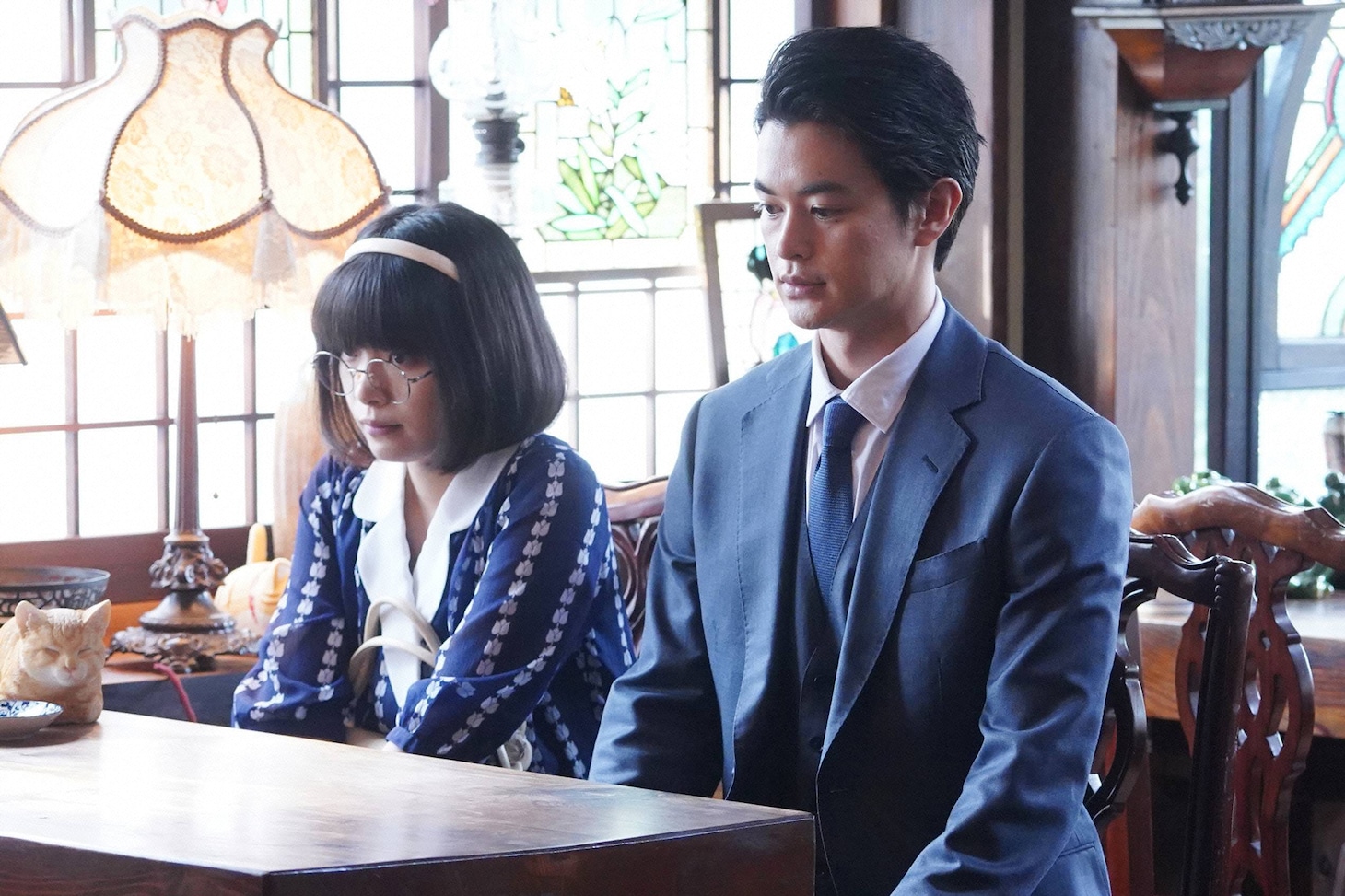 岸井ゆきの演じる橋元エミリ（左）、瀬戸康史演じる桜庭和馬（右）。