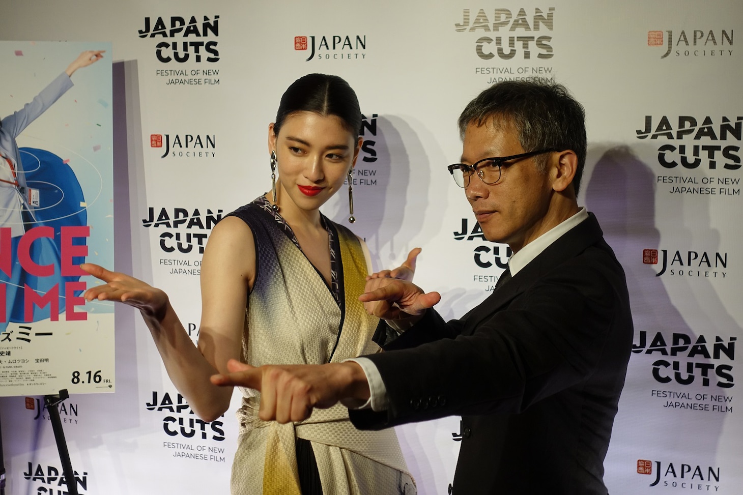 左から三吉彩花、矢口史靖。