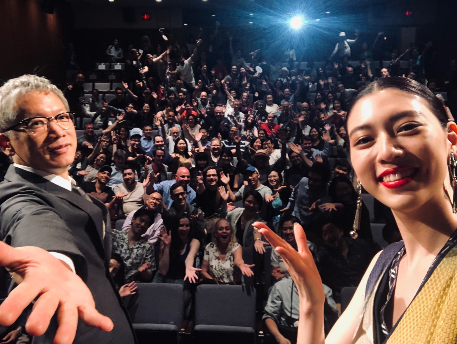 左から三吉彩花、矢口史靖。