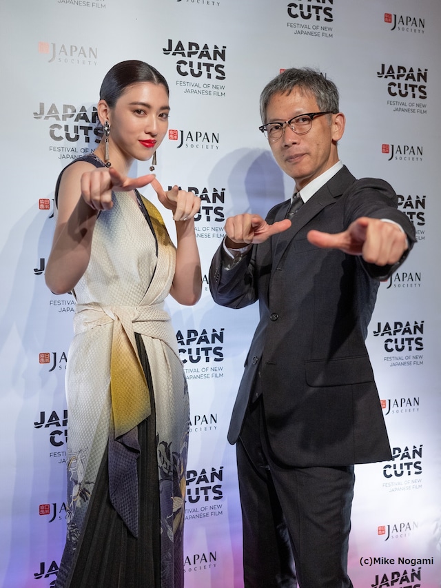 左から三吉彩花、矢口史靖。