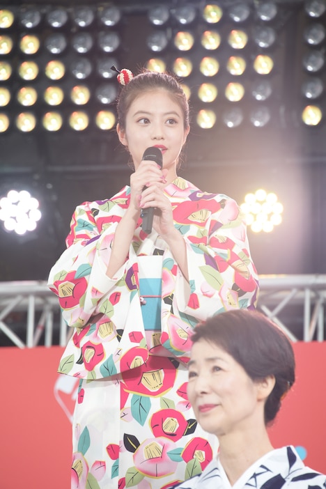 今田美桜（奥）