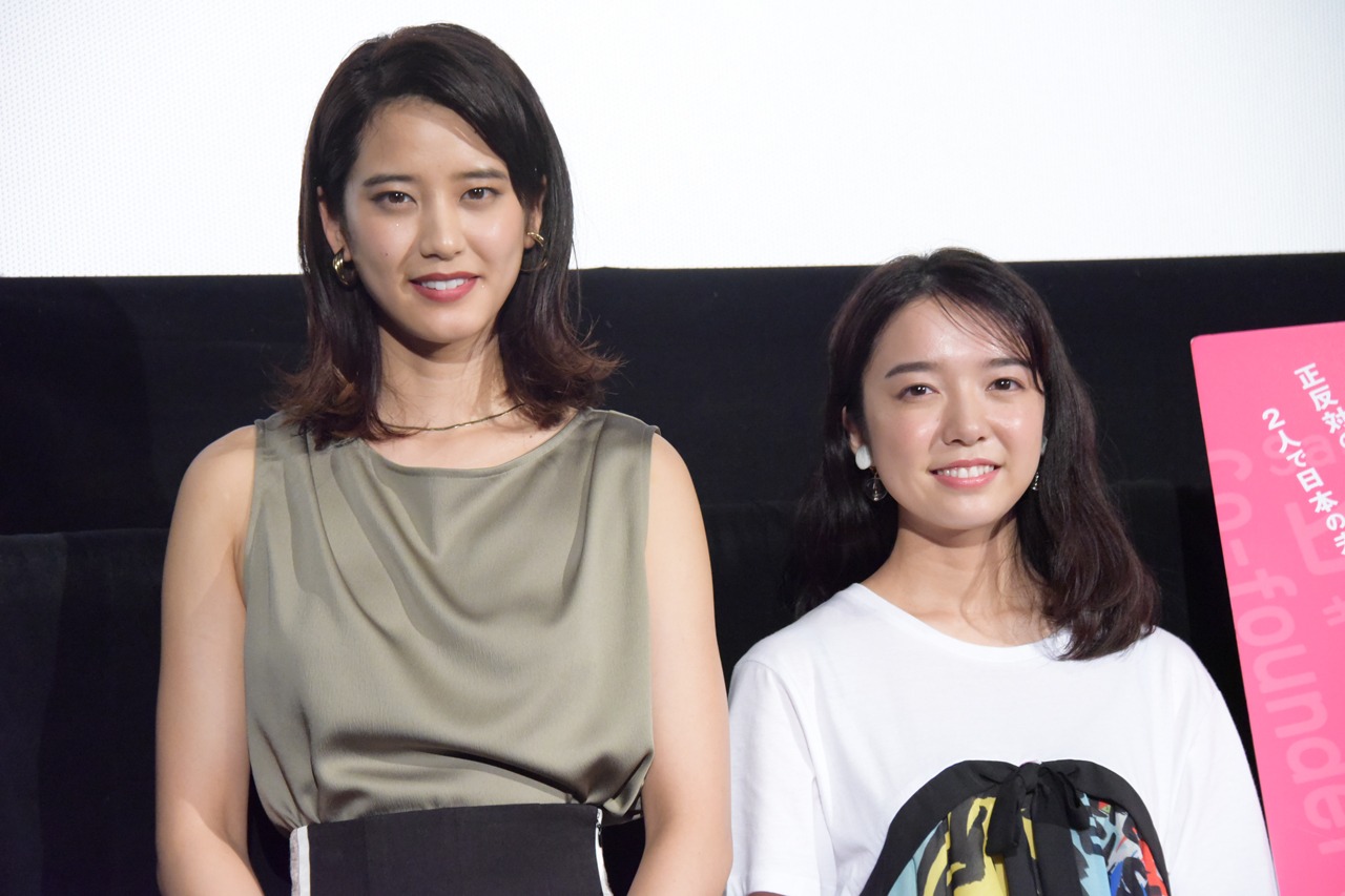 「スタートアップ・ガールズ」トークイベント付き特別先行上映の様子。左から山崎紘菜、上白石萌音。