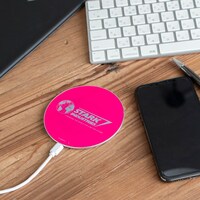 「Qi（チー）」対応ワイヤレス充電器 ピンク（税込4320円）