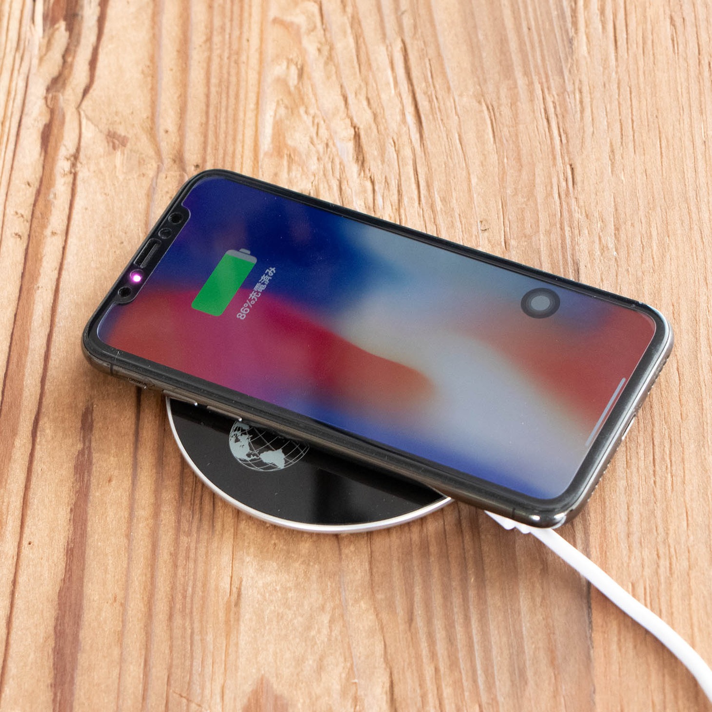 「Qi（チー）」対応ワイヤレス充電器 ブラック（税込4320円）