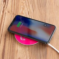 「Qi（チー）」対応ワイヤレス充電器 ピンク（税込4320円）
