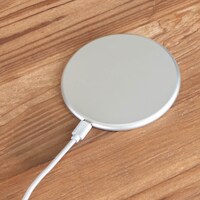 「Qi（チー）」対応ワイヤレス充電器 裏面（税込4320円）