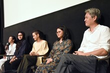 左からシャリファ・アマニ、シャリファ・アリヤ、シャリファ・アリシャ、シャリファ・アリアナ、ピート・テオ。