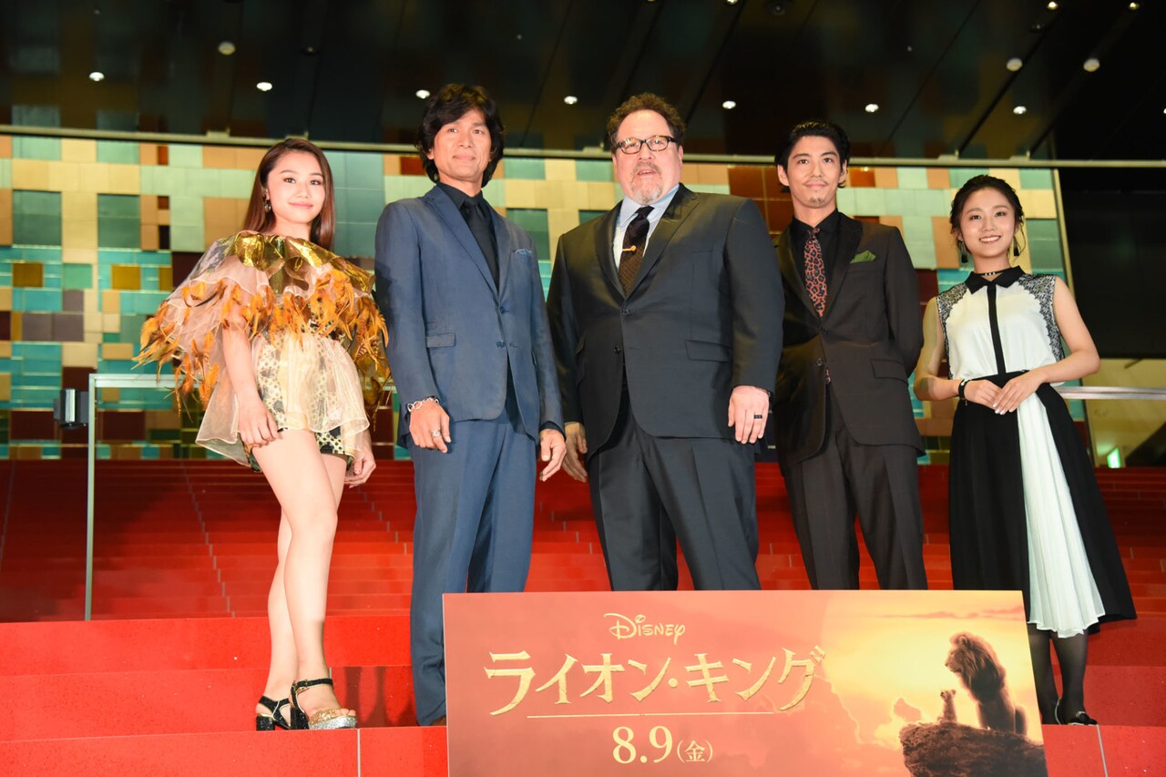 「ライオン・キング」ジャパンプレミアにて、左からRIRI、江口洋介、ジョン・ファヴロー、賀来賢人、門山葉子。