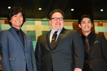 左から江口洋介、ジョン・ファヴロー、賀来賢人。