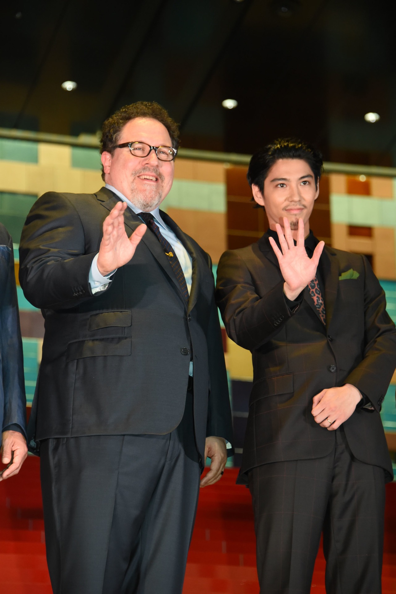 左からジョン・ファヴロー、賀来賢人。