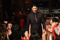 客席を通って登場する賀来賢人。