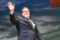 笑顔で登場するジョン・ファヴロー。