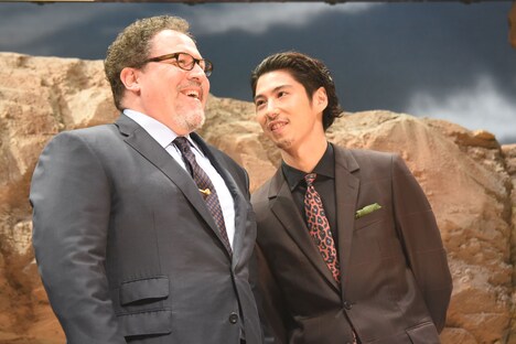 言葉を交わすジョン・ファヴロー(左)と賀来賢人(右)。