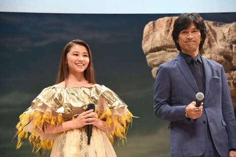 左からRIRI、江口洋介。