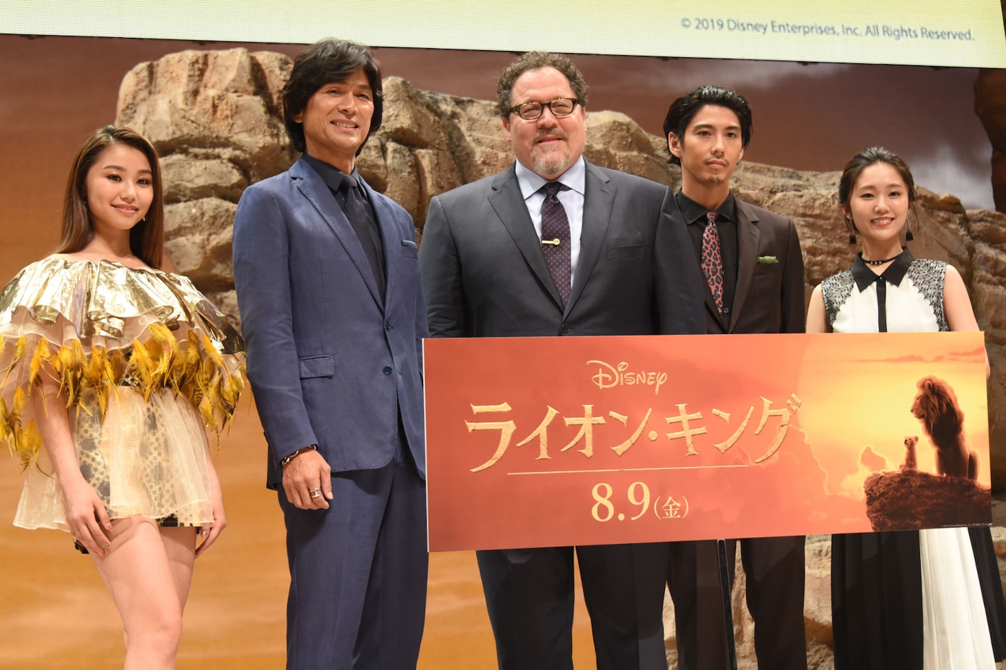 「ライオン・キング」ジャパンプレミアにて、左からRIRI、江口洋介、ジョン・ファヴロー、賀来賢人、門山葉子。