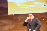 去り際、観客に投げキッスを送るジョン・ファヴロー。