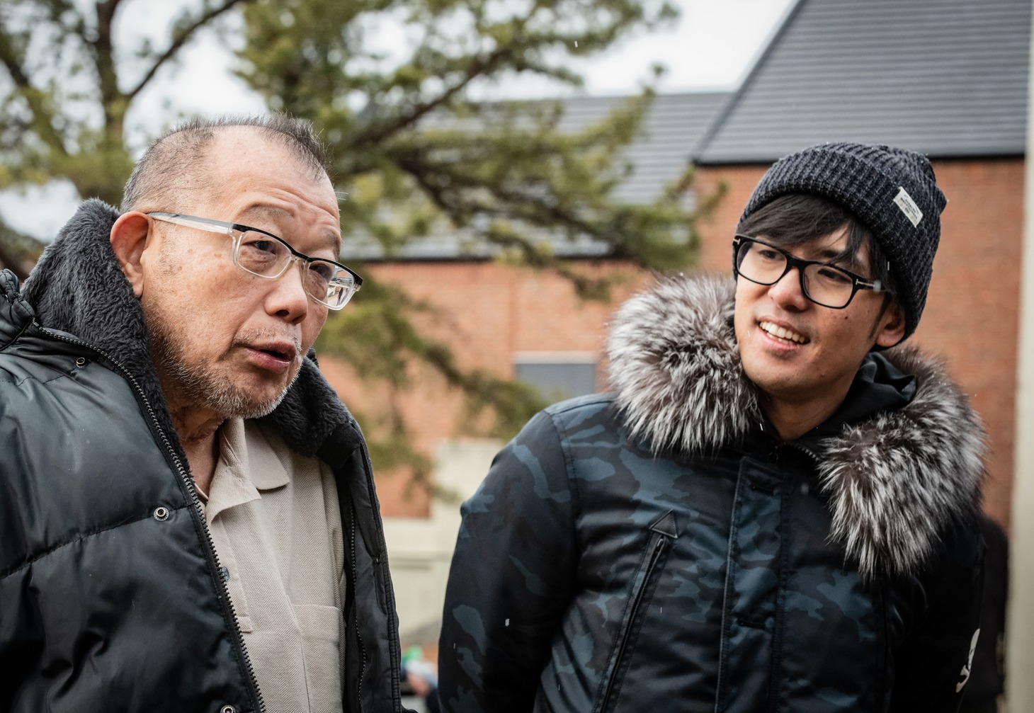 「閉鎖病棟―それぞれの朝―」撮影現場で笑福亭鶴瓶（左）と談笑するK（右）。